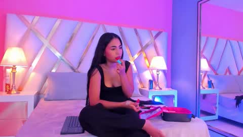 Snapshot of jadeekhan chatting on 10.16.25 Jade online show from 10.16.25