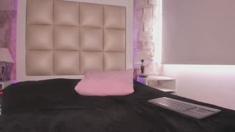 Snapshot of jadeestudios chatting on 01.10.25 jadeestudios online show from 01.10.25