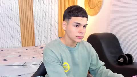 Snapshot of james_jonnes chatting on 10.08.25 James online show from 10.08.25