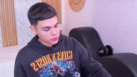 Snapshot of james_jonnes chatting on 10.12.25 James online show from 10.12.25