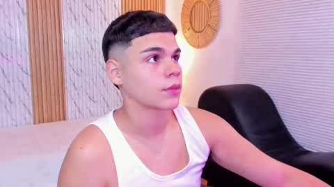 Snapshot of james_jonnes chatting on 10.16.25 James online show from 10.16.25