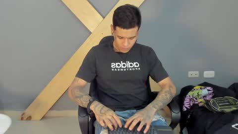 Snapshot of jamesinked_ chatting on 12.04.24 Jamesinked online show from 12.04.24