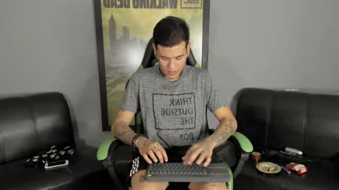 Snapshot of jamesinked_ chatting on 12.08.24 Jamesinked online show from 12.08.24