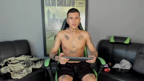 Snapshot of jamesinked_ chatting on 01.04.25 Jamesinked online show from 01.04.25