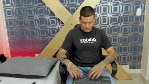 Snapshot of jamesinked_ chatting on 01.07.25 Jamesinked online show from 01.07.25