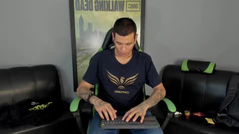 Snapshot of jamesinked_ chatting on 01.11.25 Jamesinked online show from 01.11.25