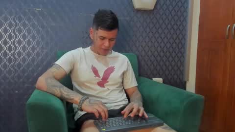 Snapshot of jamesinked_ chatting on 10.06.25 Jamesinked online show from 10.06.25