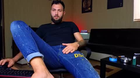 Snapshot of jamienoxus chatting on 10.07.25 Robbie online show from 10.07.25