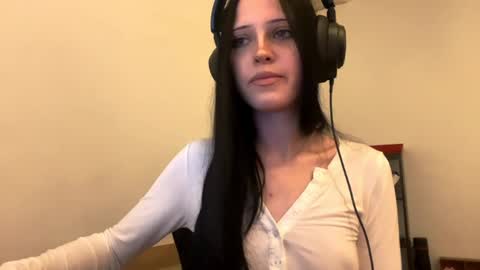 Snapshot of januarysimonis chatting on 06.05.26 Lily online show from 06.05.26