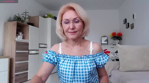 Snapshot of jasmin18v chatting on 10.17.25 Jasmin room for people 40 online show from 10.17.25