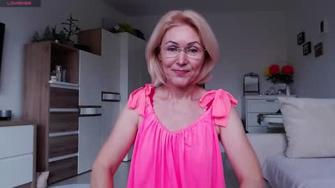 Snapshot of jasmin18v chatting on 10.27.25 Jasmin room for people 40 online show from 10.27.25