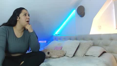 Jazmin and Scarlett online show from 10.18.25