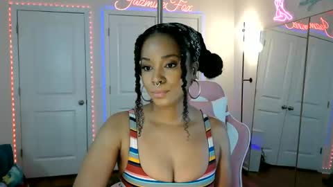 Snapshot of jazminefox chatting on 05.18.26 Jazmine Fox online show from 05.18.26