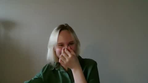 Snapshot of jeanettdirollo chatting on 10.14.25 Hi Im Stella online show from 10.14.25