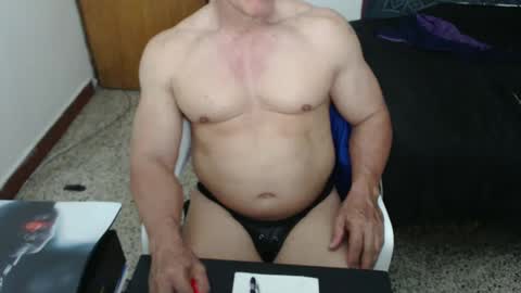 Snapshot of jefmuscletw chatting on 10.07.25 brayam online show from 10.07.25