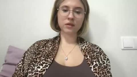 Snapshot of jelly_gum chatting on 10.16.25 Inna online show from 10.16.25