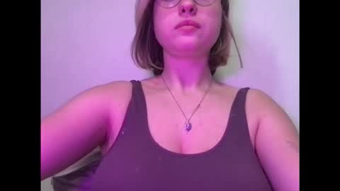 Snapshot of jelly_gum chatting on 11.04.25 Inna online show from 11.04.25