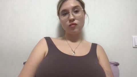 Snapshot of jelly_gum chatting on 11.12.25 Inna online show from 11.12.25