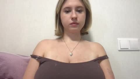 Snapshot of jelly_gum chatting on 11.13.25 Inna online show from 11.13.25