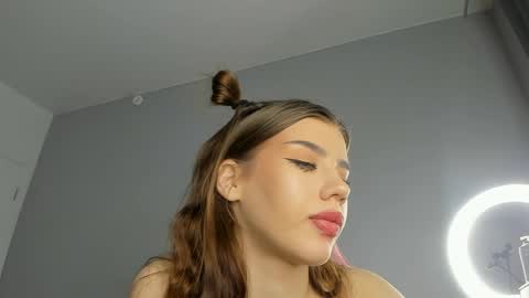 Snapshot of jenie_fire chatting on 01.05.25 Dolly online show from 01.05.25