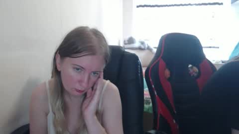 Snapshot of jenisandpeter chatting on 09.12.25 JenisAndPeter online show from 09.12.25