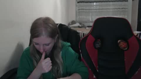 Snapshot of jenisandpeter chatting on 10.20.25 JenisAndPeter online show from 10.20.25