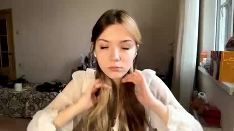 Hey EveryoneIm Kimi  Glad to see you in my room We almost hit 10 Thumb up in one day   online show from 02.13.26