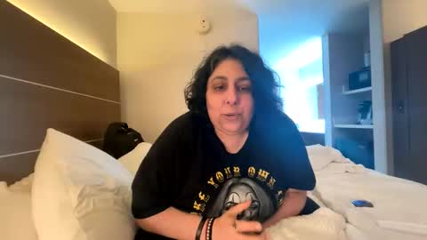 Snapshot of jennabrady chatting on 10.05.25 Dragon Queen. Be my Dragon -- and online show from 10.05.25