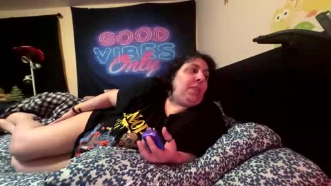 Snapshot of jennabrady chatting on 10.08.25 Dragon Queen. Be my Dragon -- and online show from 10.08.25