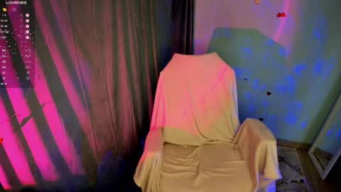 Snapshot of jennie_berry chatting on 10.06.25 Jennie online show from 10.06.25