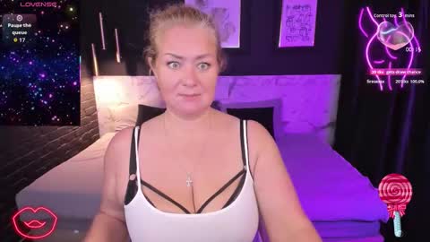 Snapshot of jenniferlight chatting on 10.30.25 Jennifer online show from 10.30.25