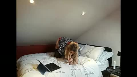 Jenny Jay online show from 02.16.26