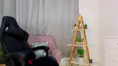 Snapshot of jessey_adams chatting on 02.12.25 bella adams online show from 02.12.25