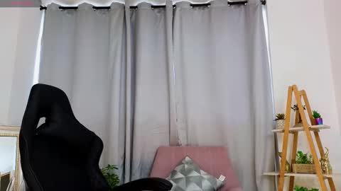 Snapshot of jessey_adams chatting on 02.21.25 bella adams online show from 02.21.25