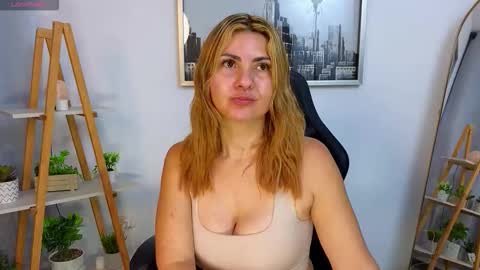 Snapshot of jessey_adams chatting on 10.17.25 bella adams online show from 10.17.25