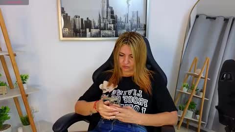 Snapshot of jessey_adams chatting on 10.18.25 bella adams online show from 10.18.25