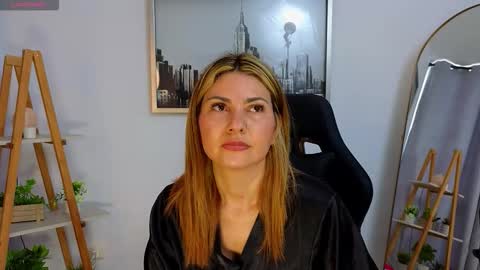 Snapshot of jessey_adams chatting on 10.20.25 bella adams online show from 10.20.25