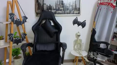 Snapshot of jessey_adams chatting on 10.25.25 bella adams online show from 10.25.25