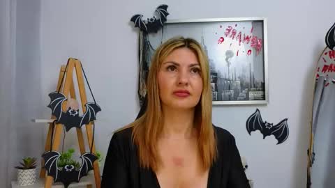 Snapshot of jessey_adams chatting on 10.27.25 bella adams online show from 10.27.25