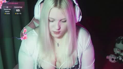 Snapshot of jessiangels chatting on 10.29.25 jessiangels online show from 10.29.25