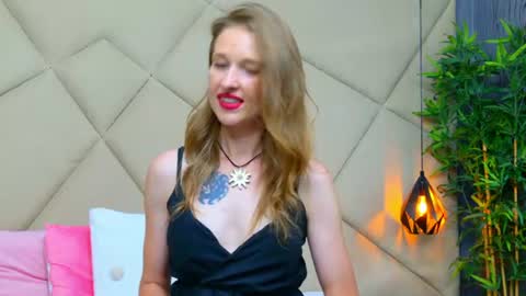 Snapshot of jessicagibson chatting on 06.18.26 Jessica online show from 06.18.26