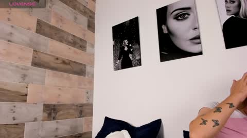 Snapshot of jessicameron chatting on 12.30.24 JESSI AND NAOMI online show from 12.30.24