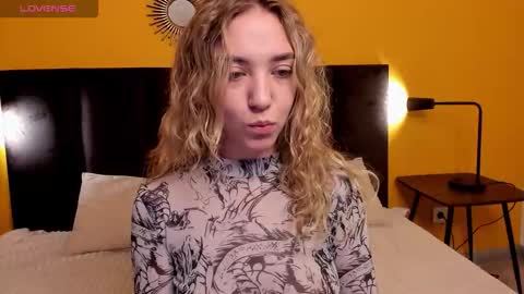 Snapshot of jessie_curlyy chatting on 10.18.25 Jessie online show from 10.18.25