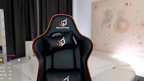 Snapshot of jessie_johns chatting on 10.21.25 jessie_johns online show from 10.21.25