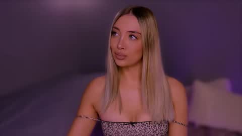 Snapshot of jessiellle chatting on 10.14.25 jessiellle online show from 10.14.25