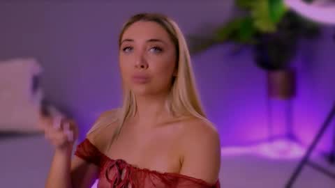 Snapshot of jessiellle chatting on 10.18.25 jessiellle online show from 10.18.25