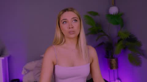 Snapshot of jessiellle chatting on 11.04.25 jessiellle online show from 11.04.25