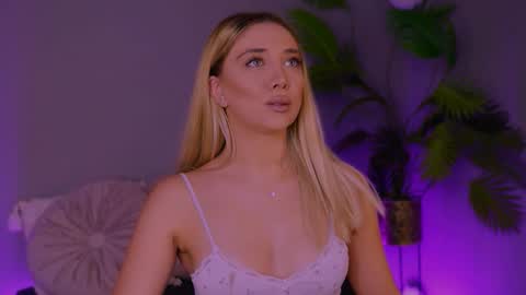 Snapshot of jessiellle chatting on 11.10.25 jessiellle online show from 11.10.25