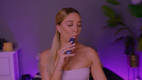 Snapshot of jessiellle chatting on 11.11.25 jessiellle online show from 11.11.25