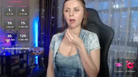 Snapshot of jessiemays chatting on 04.17.26 Jess online show from 04.17.26